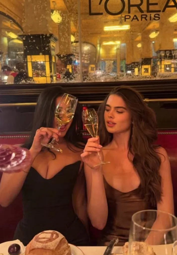 Lauren Murphy with a Dior eyebrow pencil (source: @laurenmmurphyy instagram)